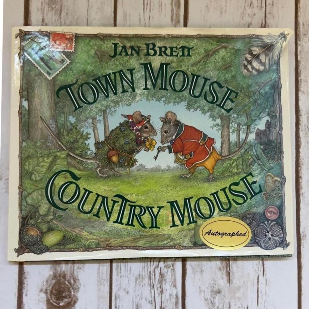 Jan Brett Town Mouse Country Mouse Signed Hardcover Green 1994 OS